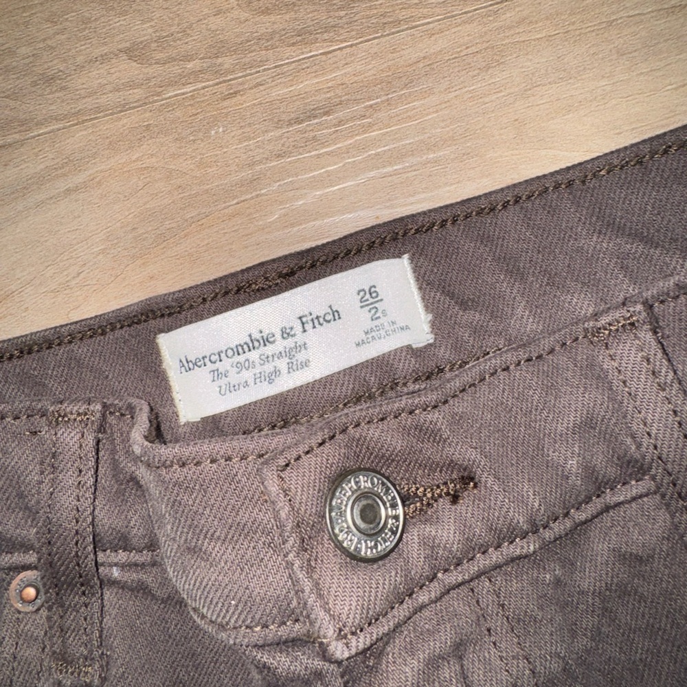 Abercrombie & Fitch Women’s Ultra High Rise 90’s straight leg jeans - brown